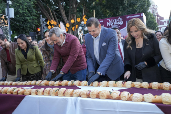 Miles de familias poblanas reciben rosca de Reyes