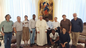 Un grupo de migrantes visita al Papa