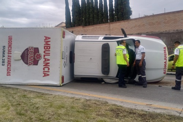 Ssa atiende volcadura de ambulancia en Periférico Ecológico