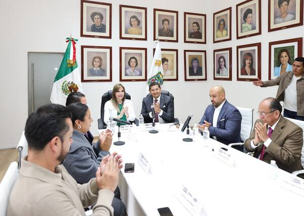 Rinde protesta nuevo director del SEDIF