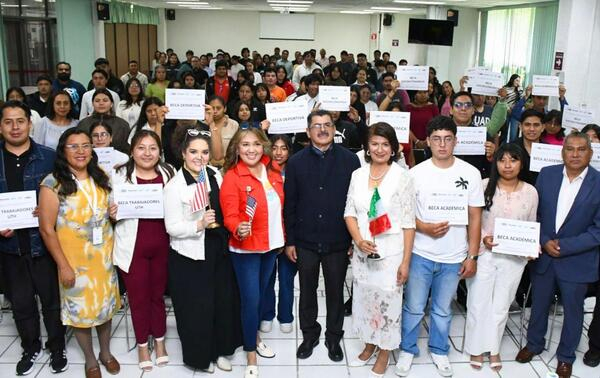 Entregan 203 becas a estudiantes UTH