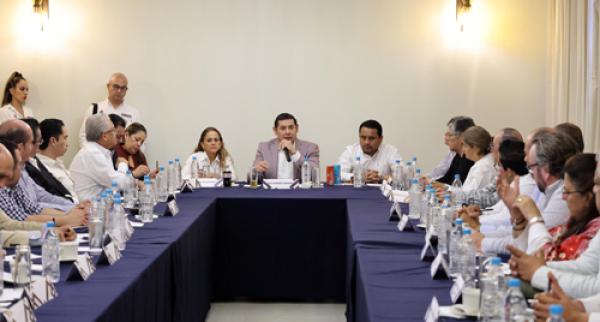 El gobernador electo Armenta realiza mesa de trabajo en Tehuacán