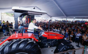 En Teziutlán, Alejandro Armenta entrega apoyos al campo