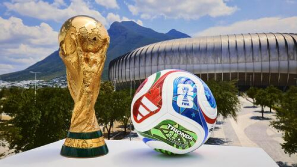 Balón TRIONDA junto a la Copa Mundial FIFA