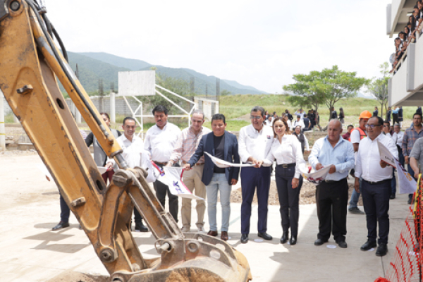 En Ajalpan, se inauguraron los techados de dos centros escolares