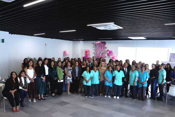 Trabajadoras del Congreso reciben reconocimiento
