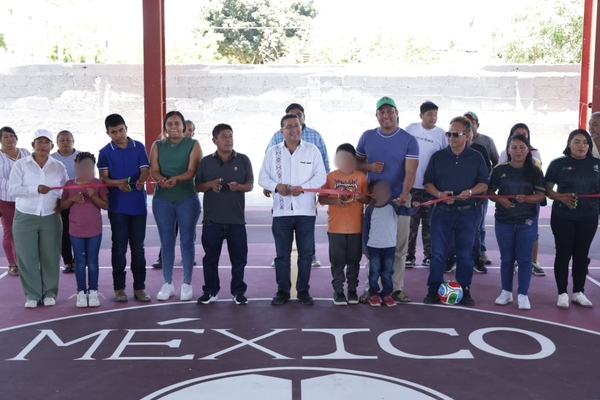 Pável Gaspar reinaugura cancha en Totoltepec