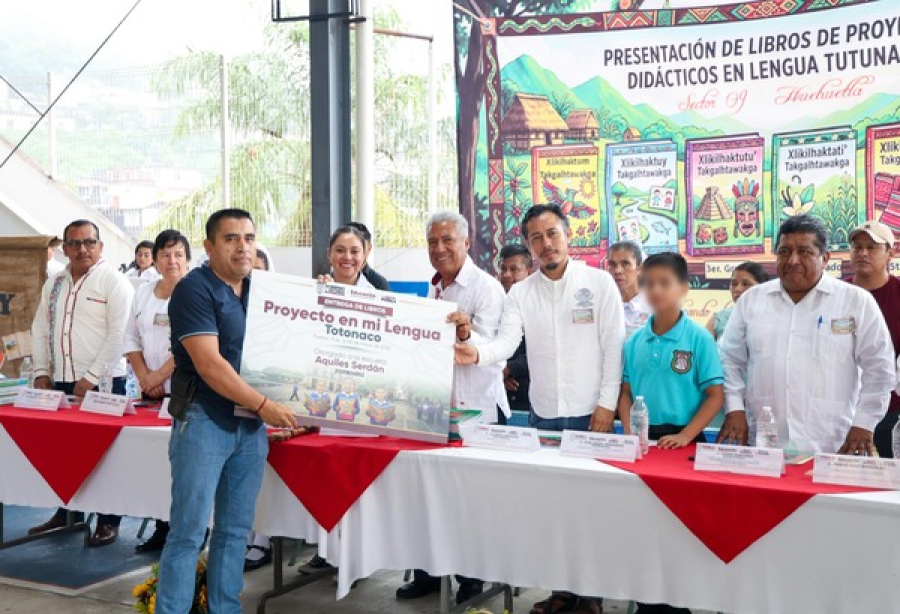 SEP Puebla entrega libros en totonaco