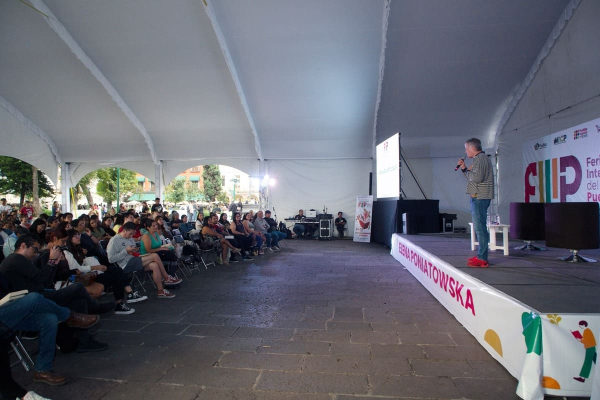 Xavier Velasco y Benito Taibo en la FILP 2026
