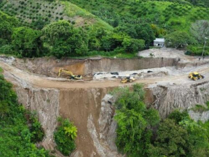 Se registran deslaves en carretera de Hueytamalco