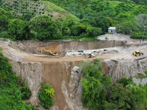 Se registran deslaves en carretera de Hueytamalco