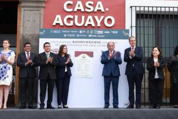 Aguilar Pala coloca Bando Solemne en Casa Aguayo