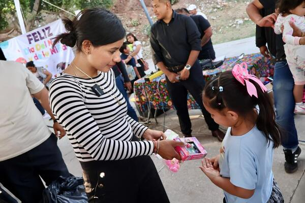 Entregan juguetes en parque Los Cerritos