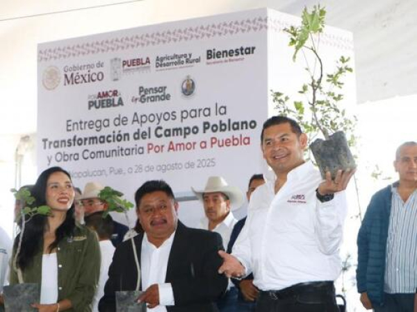 En Nopalucan, Alejandro Armenta entre apoyos al campo