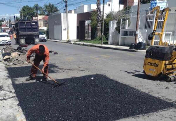 &quot;Bacheando Puebla&quot; mejora la infraestructura vial