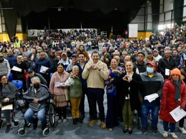 Entregan apoyos del Bienestar a mujeres y adultos mayores