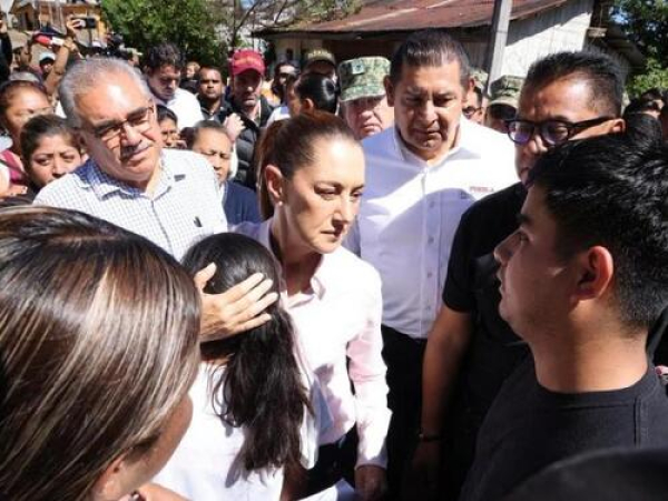 Presidenta Sheinbaum visita damnificados en Huauchinango