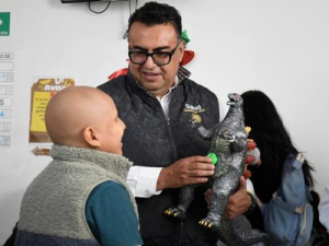 Reyes Magos visitan hospitales de Puebla