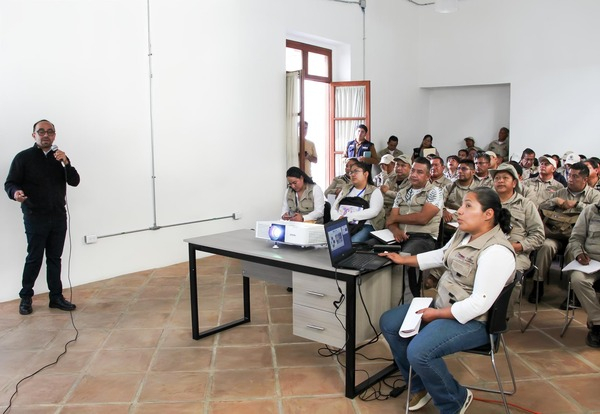 Salud capacita para combatir el dengue