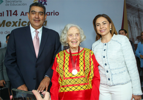 Otorgan medalla “Carmen Serdán” a Elena Poniatowska