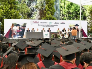 UTH gradúa a estudiantes de TSU