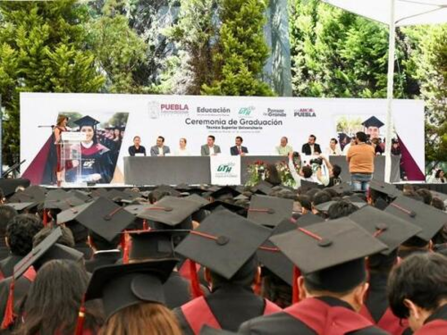 UTH gradúa a estudiantes de TSU