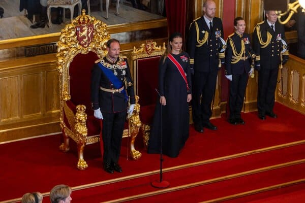 Noruega formaliza reinado de Haakon VIII
