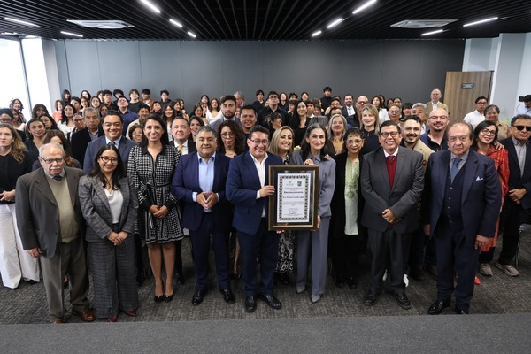 Congreso reconoce a Rosalva Loreto López