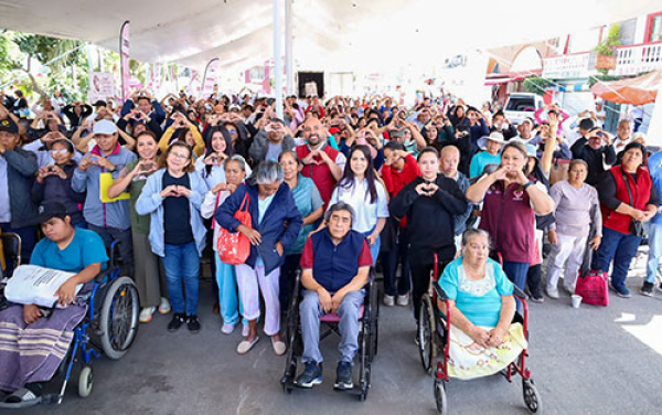 "La Bonita Sánchez" apoya con canasta básica en Totimehuacán