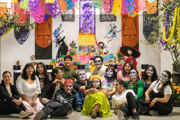 Ricardo Arnaiz y UNICREA reciben el Día de Muertos