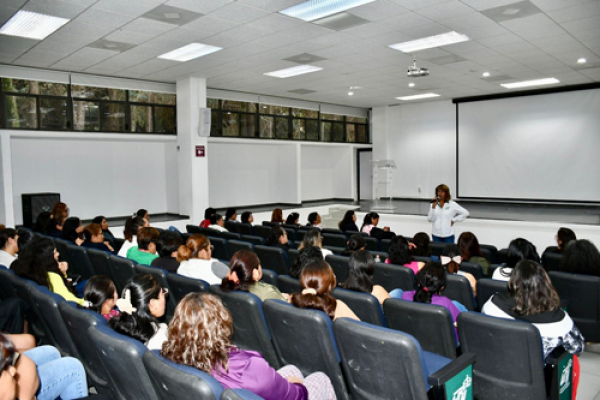 Directora de la UTH hace entrega de Cartillas de los Derechos de la Mujer