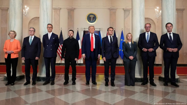 Donald Trump y Volodimir Zelensky acompañados por líderes de la Unión Europea y de la OTAN