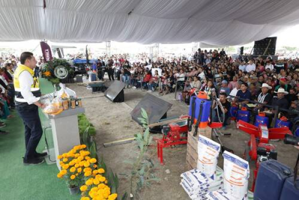 Puebla fortalece el campo en Tehuacán con tractores