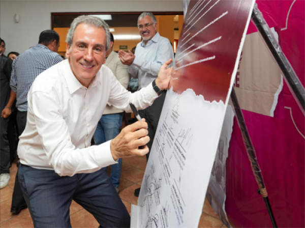 El alcalde Pepe Chedraui firmó 10 compromisos en pro de las comunidades
