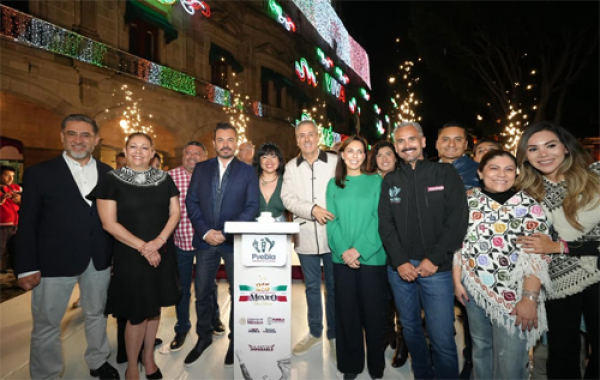 Brilla el zócalo de Puebla por Fiestas Patrias