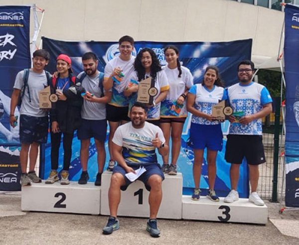 Podio de ganadores por equipos.