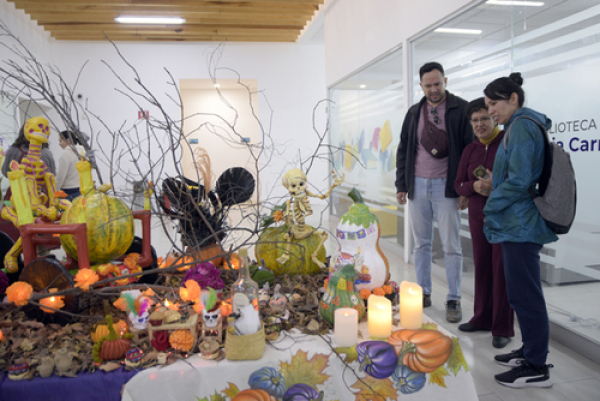 Universidad para Adultos BUAP celebra Día de Muertos