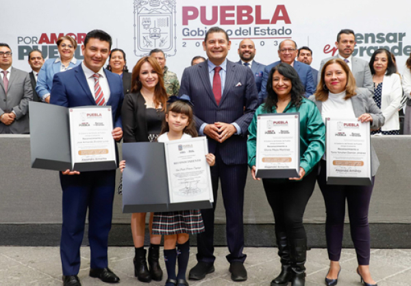 Cuatro periodistas son reconocidos por el gobernador Armenta