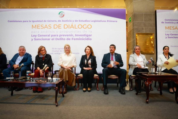 Yasmín Esquivel participa en diálogo sobre feminicidio
