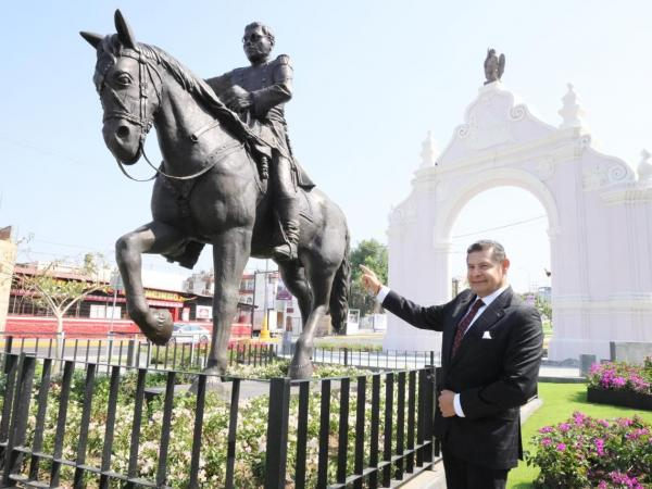 Devela escultura de Zaragoza frente al Arco de Loreto
