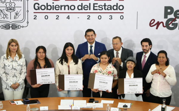 Migrantes Emprenden reciben cheques para que generen empleo