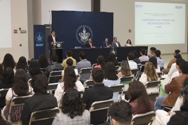BUAP y BBVA celebran a jóvenes becarios