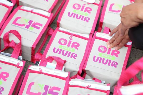 Alcalde Pepe Chedraui entrega 50 aparatos auditivos
