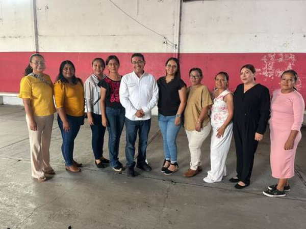Pável Gaspar reconoce a personal educativo en Chietla