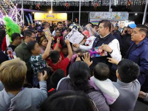 Alejandro Armenta entrega 5 mil juguetes en Festival Navide&ntilde;o