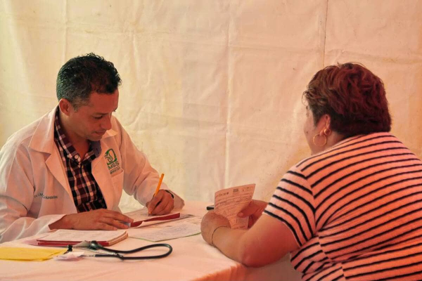 Brindan atención médica y servicios a Ahuazotepec