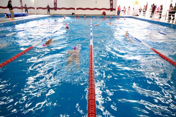 Promueve el deporte con nado “Mujeres Imparables”