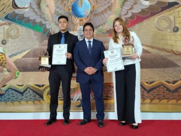 Poblanos reciben reconocimiento “Luchador Olmeca”