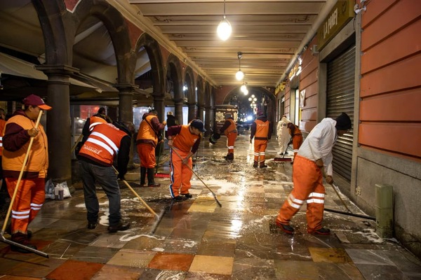 Realizan limpieza en portales del Zócalo capitalino