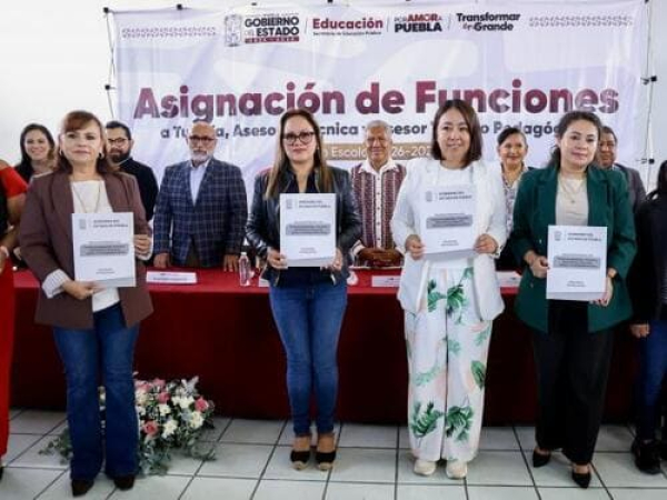 SEP Puebla entrega constancias a 170 docentes
